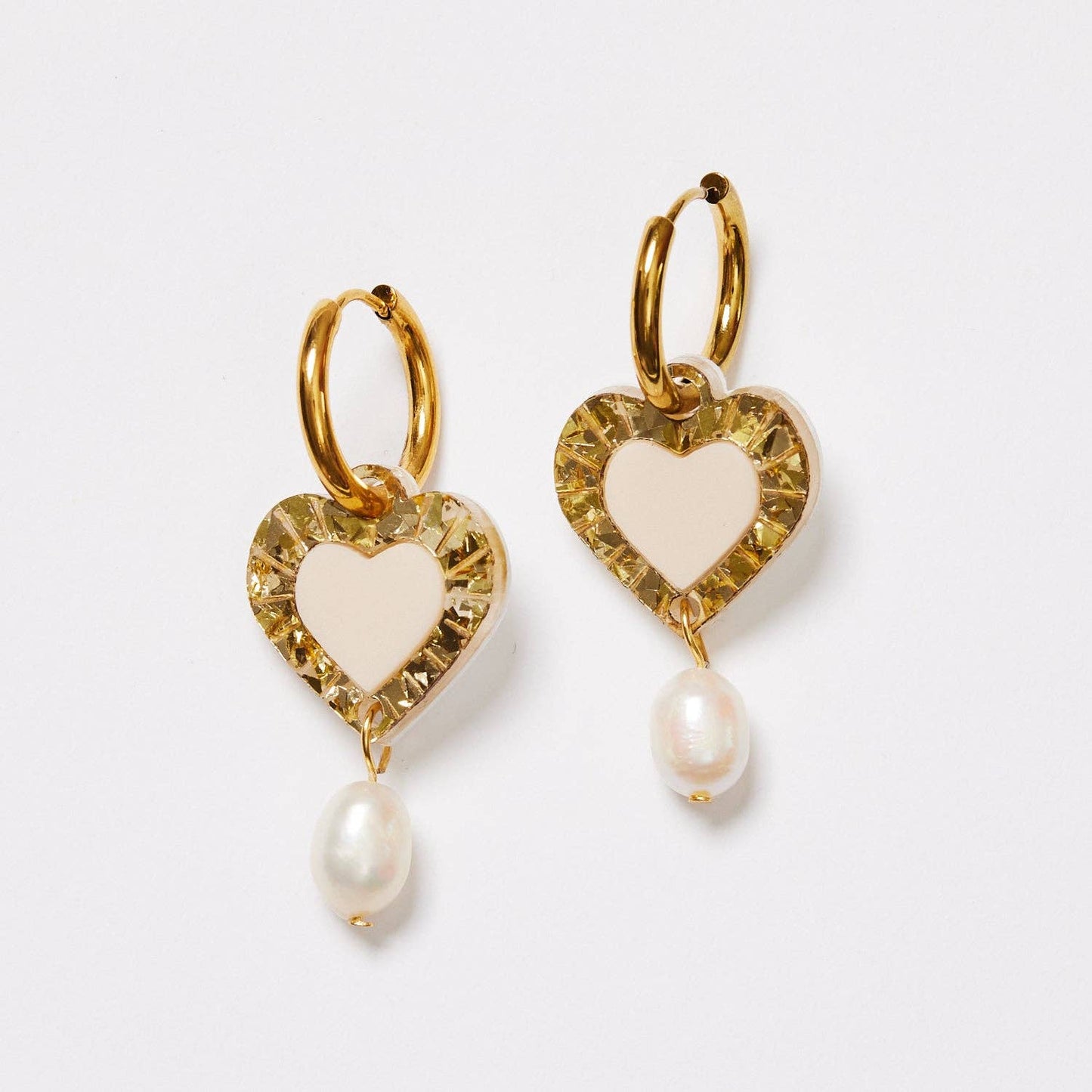 Gold heart and pearl earrings in beige tone