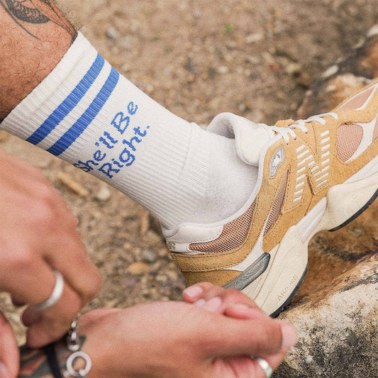 Skwosh She'll Be Right Socks in White: White / 6-10